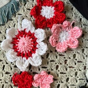 These are pink,red,white crochet flowers 🌸